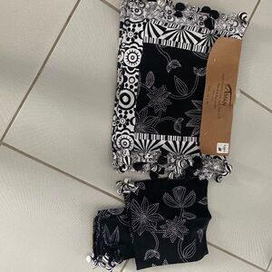 NWT AMAN Imports luxury table linens black white 4 placemats and 4 napkins.